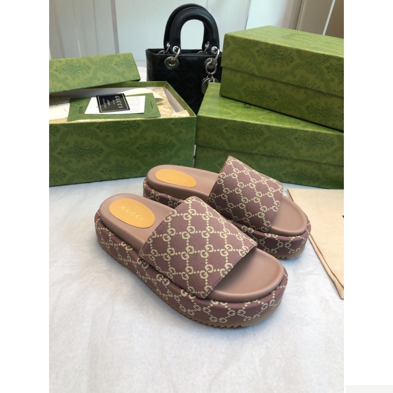 G*u*i slippers
